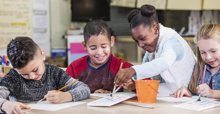eleves travaillant ensemble sur un projet artistique