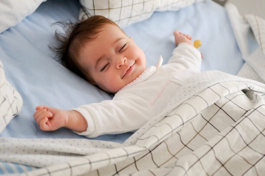 Quelle est la meilleure solution pour aider un enfant à arrêter de faire pipi au lit 1 enfant dormant paisiblement dans son lit