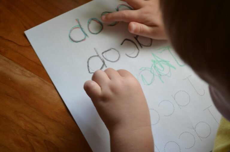 Comment apprendre à écrire son prénom facilement et rapidement 7 enfant ecrivant son prenom sur un tableau