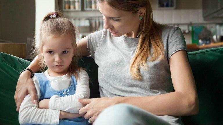 enfant en colere avec parent apaisant