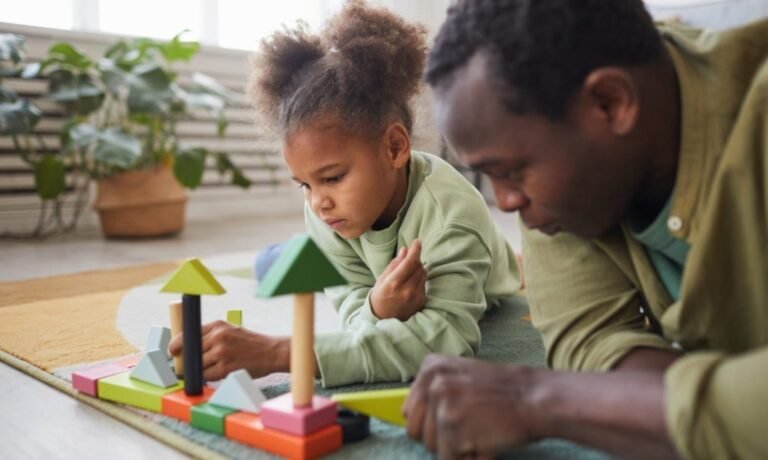 Comment aider votre enfant en maths à grands pas en GS 38 enfant jouant avec des blocs de mathematiques