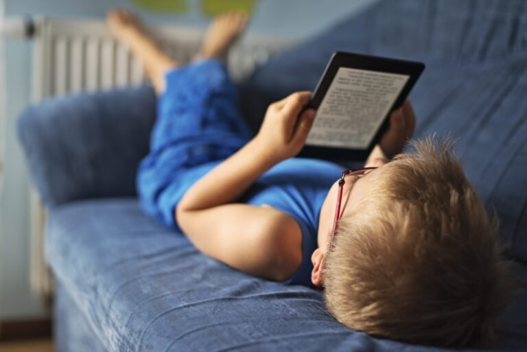 enfant lisant un livre en ligne