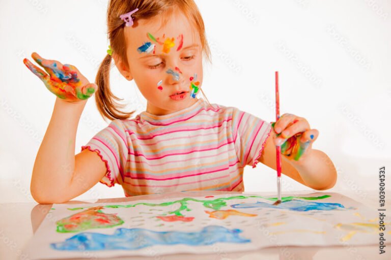 Comment utiliser le pinceau magique Crayola Color Wonder 13 enfant peignant avec un pinceau colore