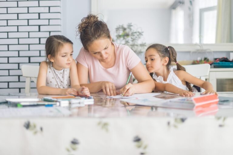 Peut-on vraiment faire l'école à la maison en France Voici les règles ! 10 enfants apprenant a la maison ensemble