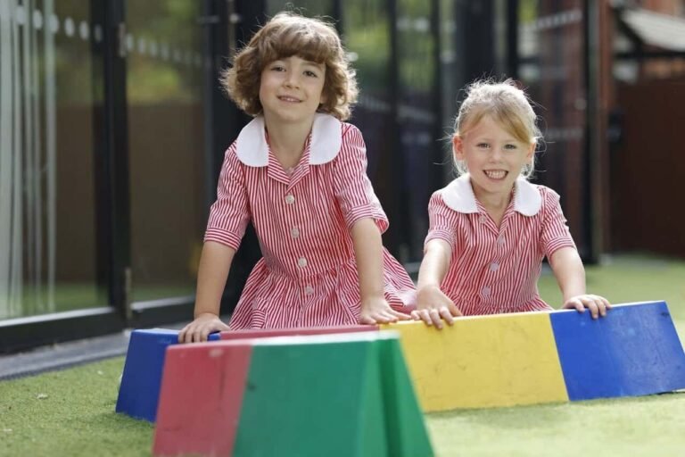 L'Assurance scolaire est-elle vraiment obligatoire en France 8 enfants jouant a lecole avec assurance