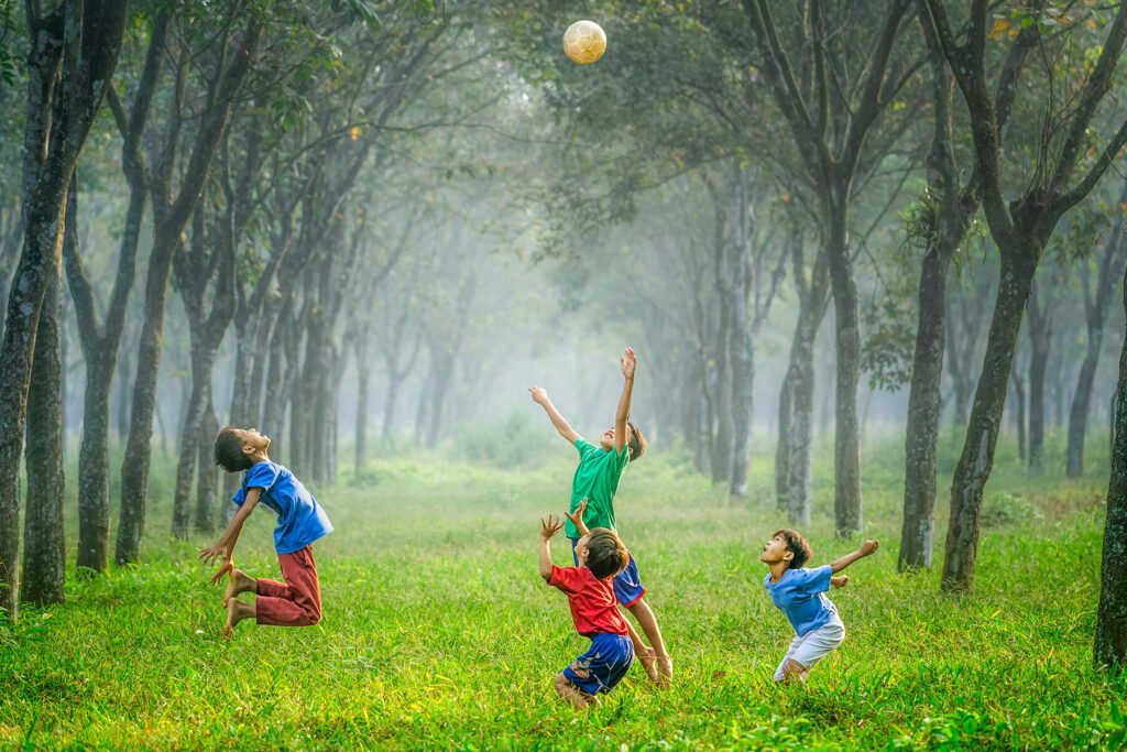 Quel est le temps d'écran recommandé par âge pour les enfants 1 enfants jouant a lexterieur sans ecrans