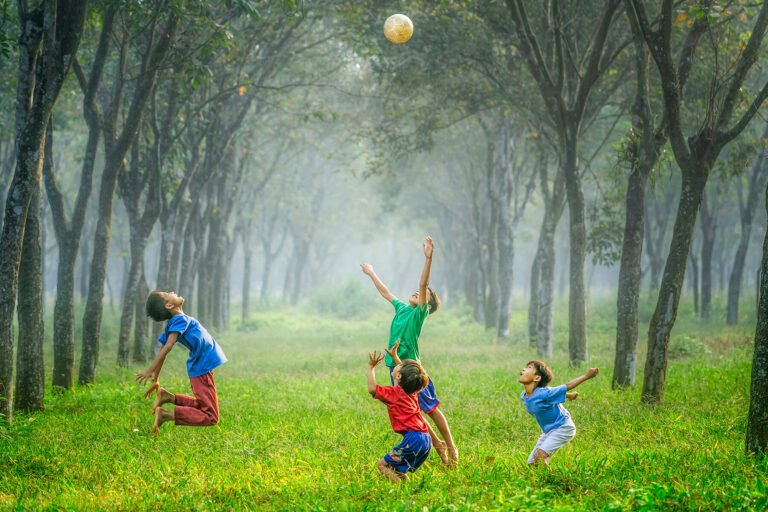 enfants jouant a lexterieur sans ecrans