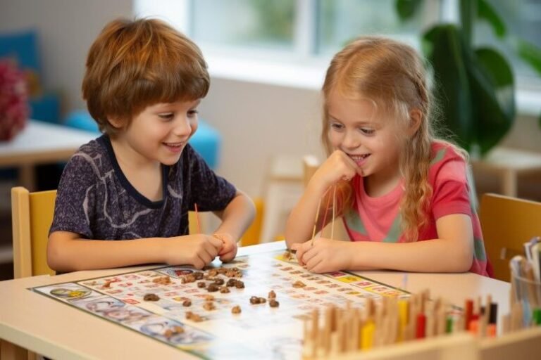 Que sont les jeux Ravensburger pour maman et ses petits 24 enfants jouant a un jeu ravensburger ensemble