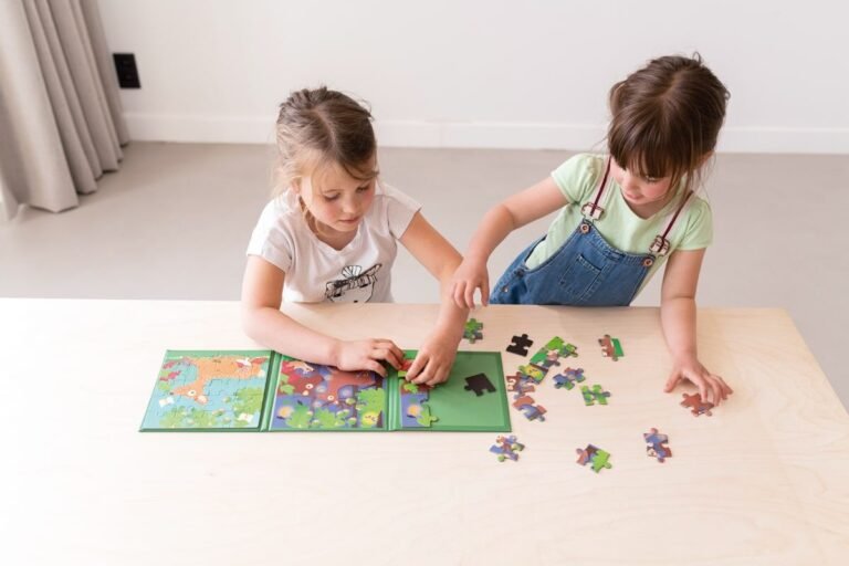 Pourquoi choisir le puzzle magnétique du monde Janod pour vos enfants 37 enfants jouant avec un puzzle magnetique