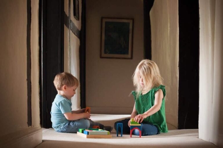 enfants jouant dans deux maisons differentes