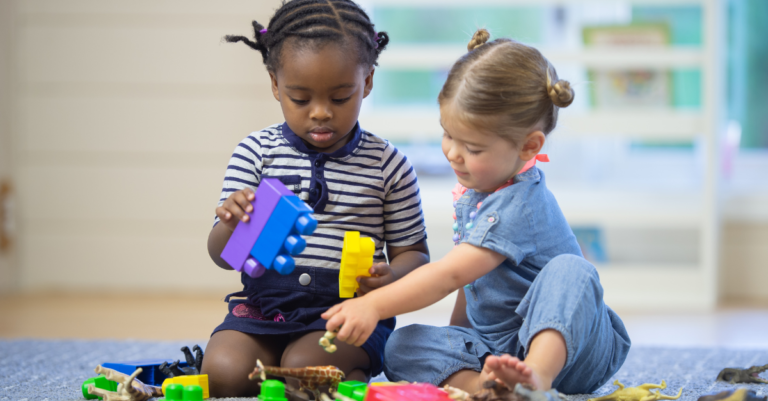 enfants jouant dans un environnement educatif