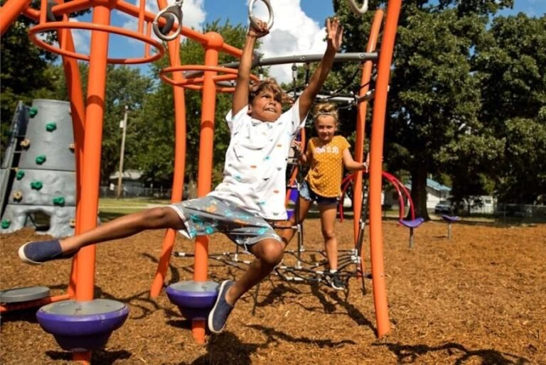 enfants jouant dans un parc dactivites
