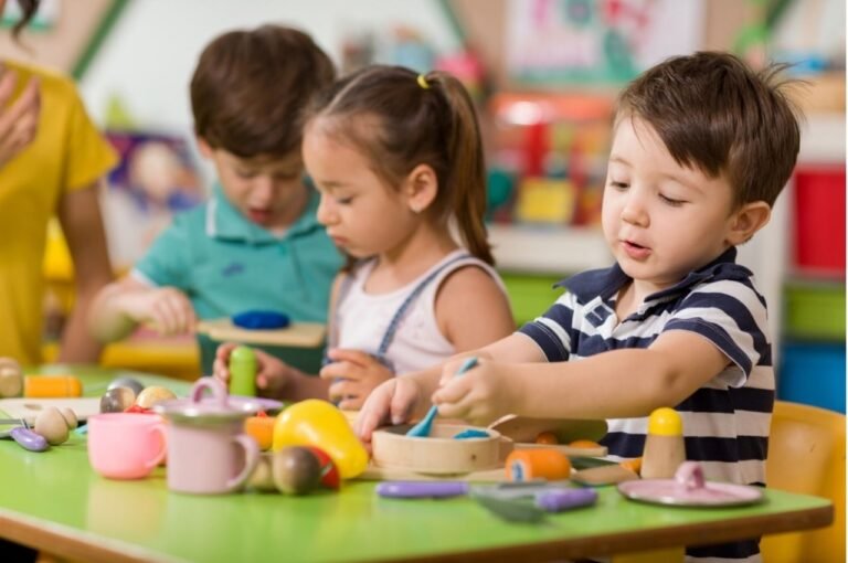 Combien de temps dure la formation pour obtenir un CAP Petite Enfance 28 enfants jouant dans une salle de classe