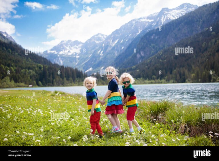 Quelle est la meilleure colonie de vacances dans les Alpes-Maritimes 14 enfants jouant en pleine nature alpine