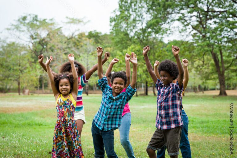 enfants jouant ensemble en plein air
