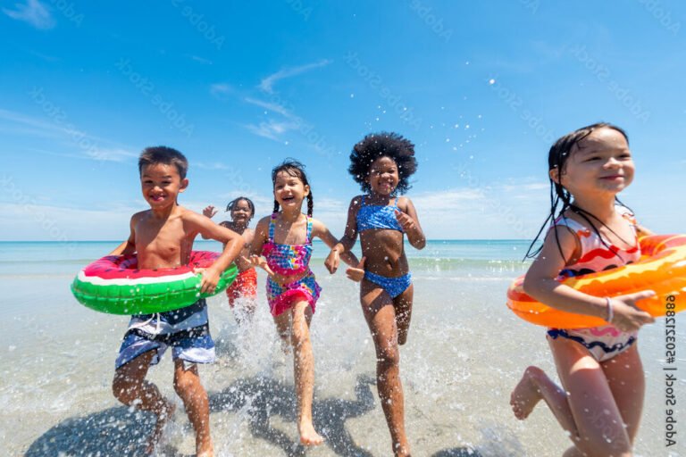 enfants jouant sur une plage en ete