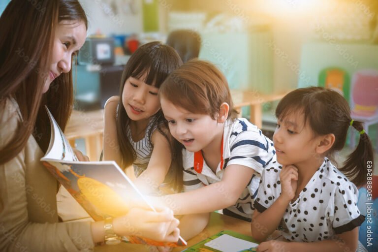 Quels sont les avis sur le livre "Au dodo les petits" 5 enfants lisant un livre ensemble