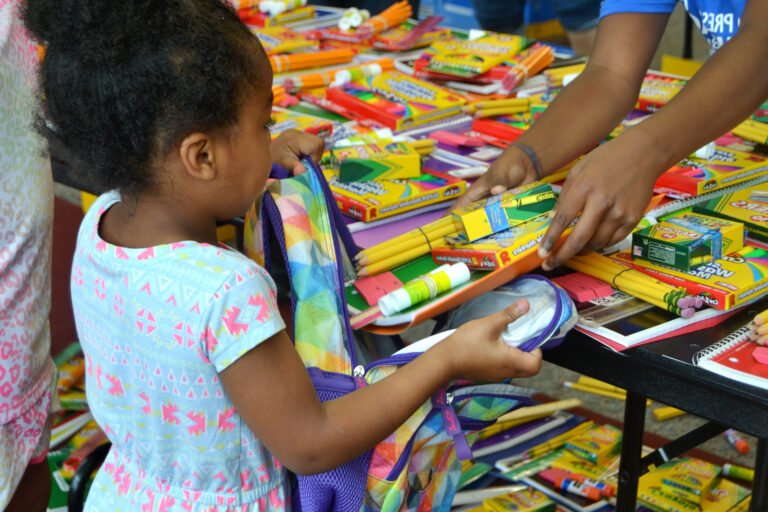 Où puis-je donner des fournitures scolaires pour les enfants dans le besoin 14 enfants recevant des fournitures scolaires