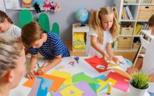 enfants samusant avec des activites creatives