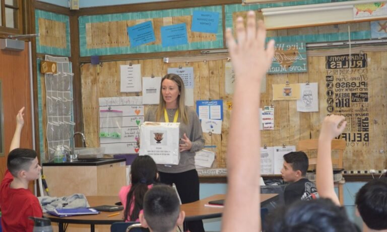 Comment utiliser le Grand Coffret Petite Section en classe 37 enseignant utilisant le grand coffret en classe