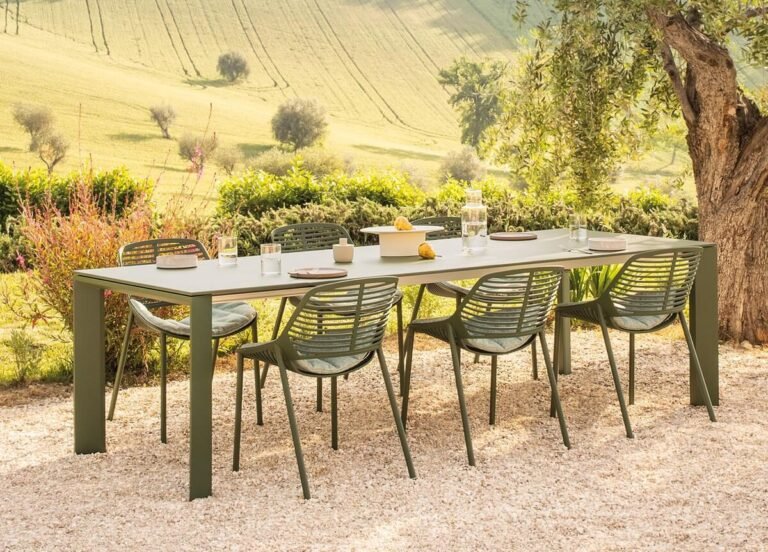 ensemble de jardin moderne avec table et chaises