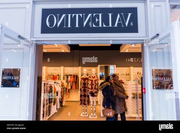 Où trouver les boutiques Stone Island à La Vallée Village 29 entree de la vallee village animee