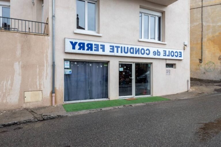 Où trouver l'auto-école Plan B à Aubenas pour vos leçons de conduite 8 entree de lauto ecole plan b aubenas