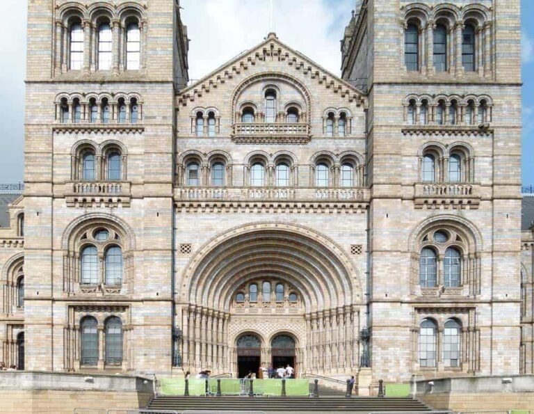 entree majestueuse du musee dhistoire naturelle