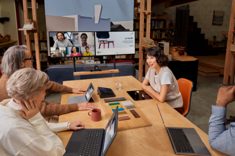equipe collaborant sur microsoft teams ensemble