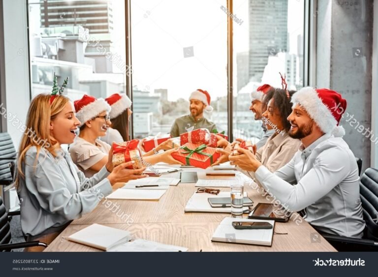 equipe souriante echangeant des cadeaux festifs