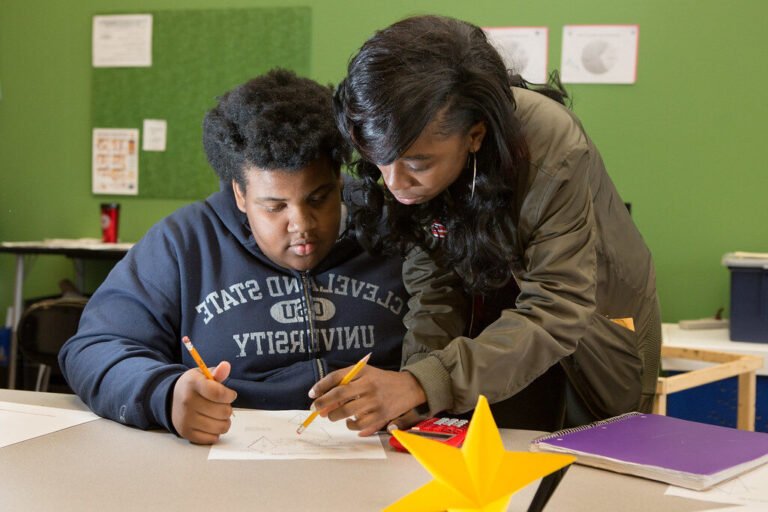 etudiant aidant un camarade a etudier