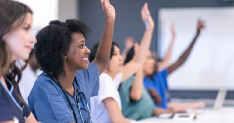 etudiant aide soignant en alternance en classe