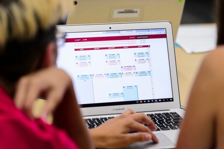 Quelle est la date limite d'inscription au CNED pour le lycée 32 etudiant avec un calendrier et un ordinateur