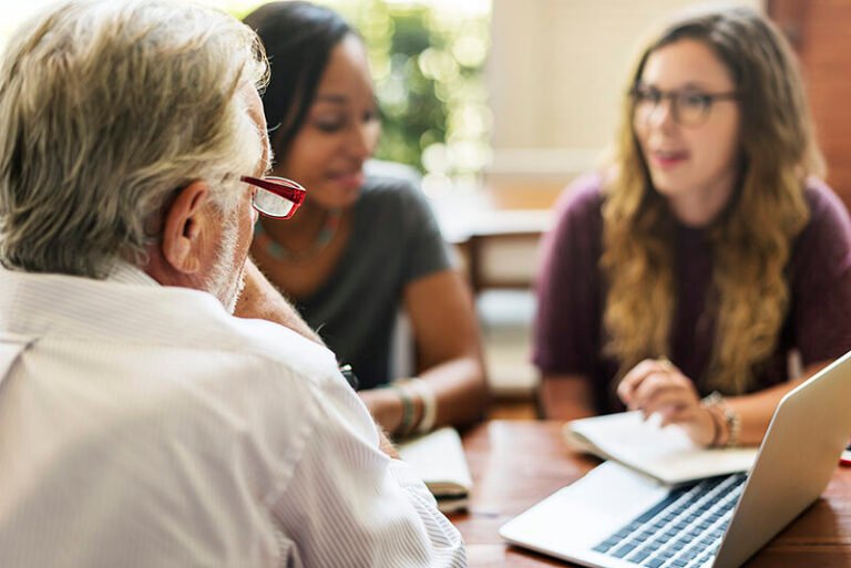 Comment obtenir un diplôme par validation des acquis en France 32 etudiant consultant un conseiller pedagogique