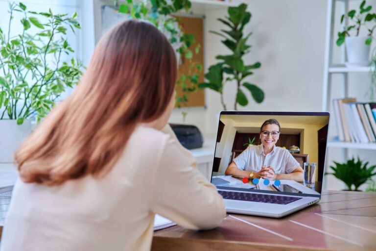 etudiant devant un ordinateur en classe virtuelle