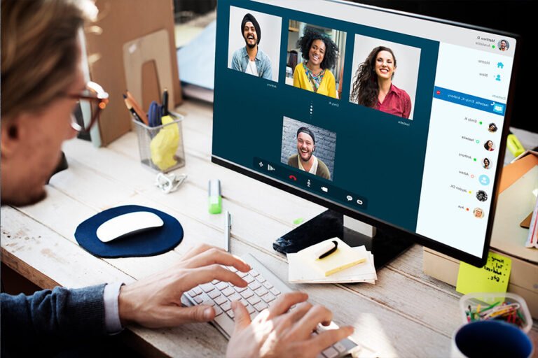 etudiant en ligne avec ordinateur et documents