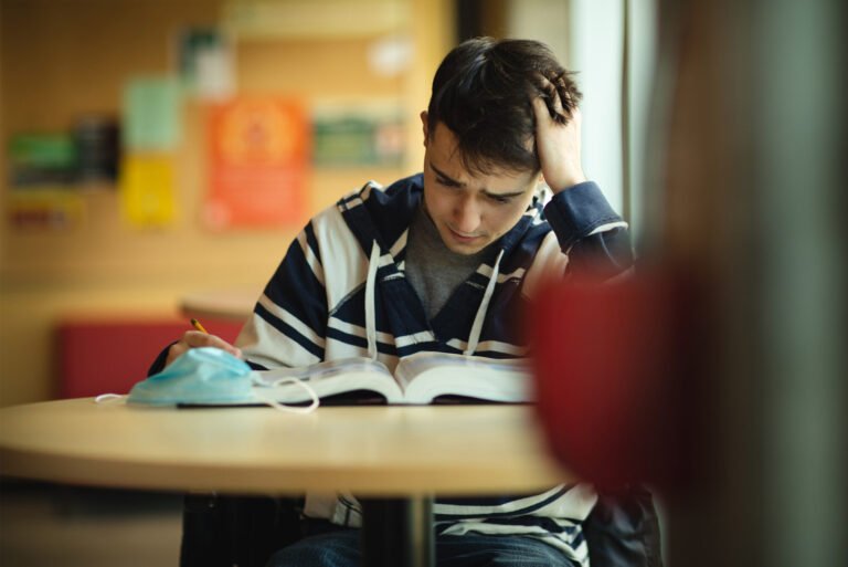 Quelle spécialité choisir au lycée pour devenir psychologue 8 etudiant en psychologie en pleine reflexion