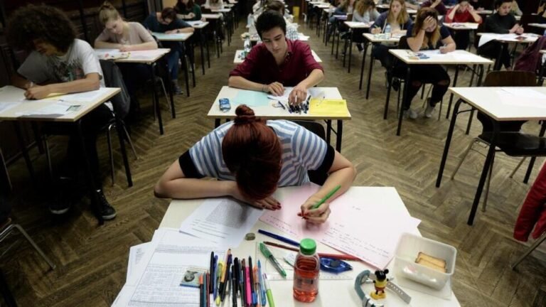 Comment obtenir un diplôme équivalent au bac en France 18 etudiant passant un examen en france