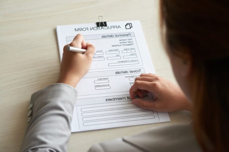 Comment réussir l'admission sur dossier à Sciences Po Paris 27 etudiant preparant son dossier de candidature