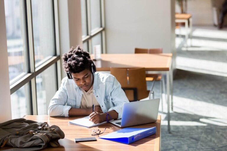 etudiant preparant un examen en solo