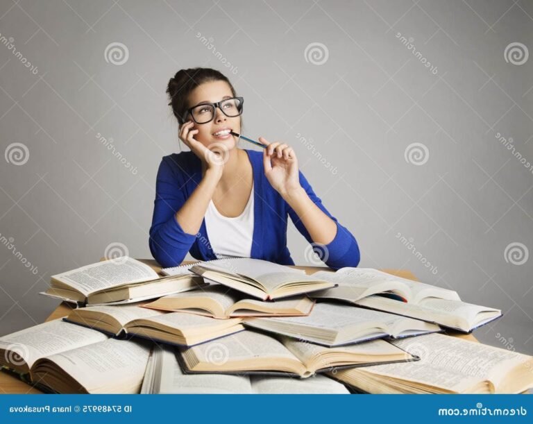 etudiant reflechissant avec des livres ouverts