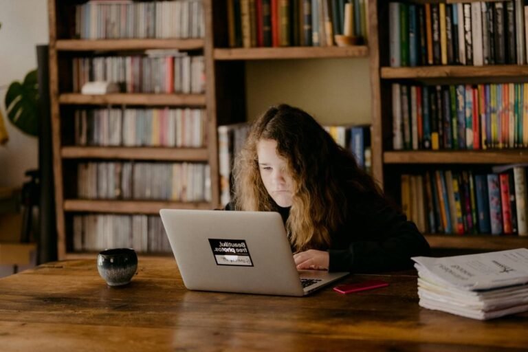 Comment se préparer efficacement à l'oral du bac de français 19 etudiant revisant devant des livres