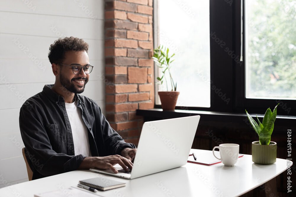 Comment obtenir son diplôme du bac en ligne facilement 1 etudiant travaillant sur un ordinateur portable