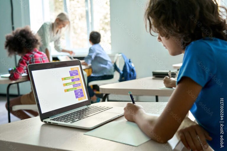 Comment se réinscrire facilement sur Parcoursup cette année 16 etudiant utilisant un ordinateur portable