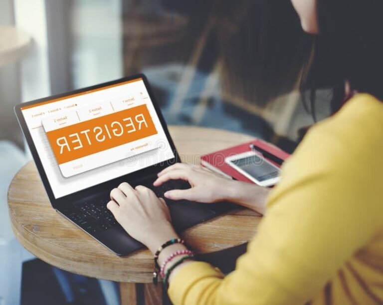 etudiant utilisant un ordinateur pour sinscrire