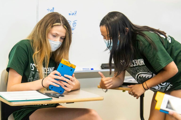 Comment utiliser la TI-Nspire CX II T pour vos cours de mathématiques 5 etudiant utilisant une calculatrice ti nspire