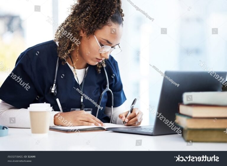 etudiante infirmiere revisant avec des livres