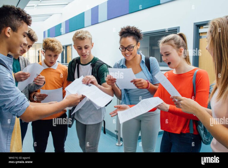 etudiants celebrant leur reussite aux examens