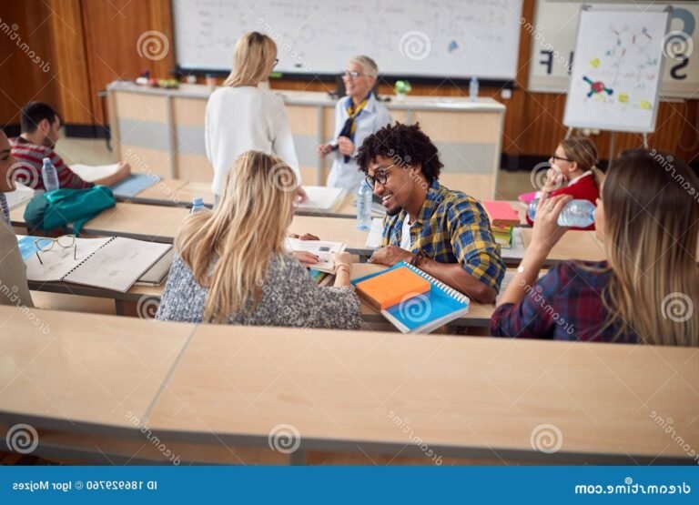 Comment intégrer HEC après le bac : quelles sont les étapes clés 18 etudiants discutant dans un amphitheatre