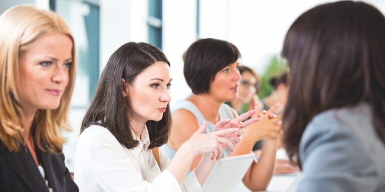 etudiants discutant des choix de carriere